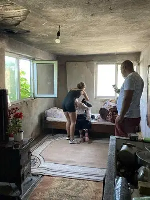 Трогателна история: Младежи спасяват самотна 99-годишна жена от мизерията