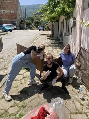 Трогателна история: Младежи спасяват самотна 99-годишна жена от мизерията