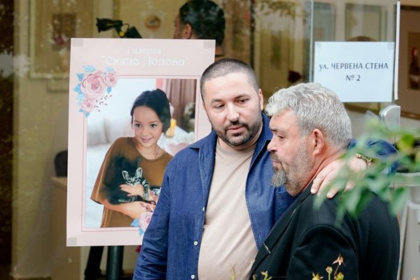 Майката на Сияна Попова се появи за първи път публично след трагедията