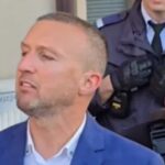 Изведоха с белезници кмета на Белица, Пеевски избухна пред сградата