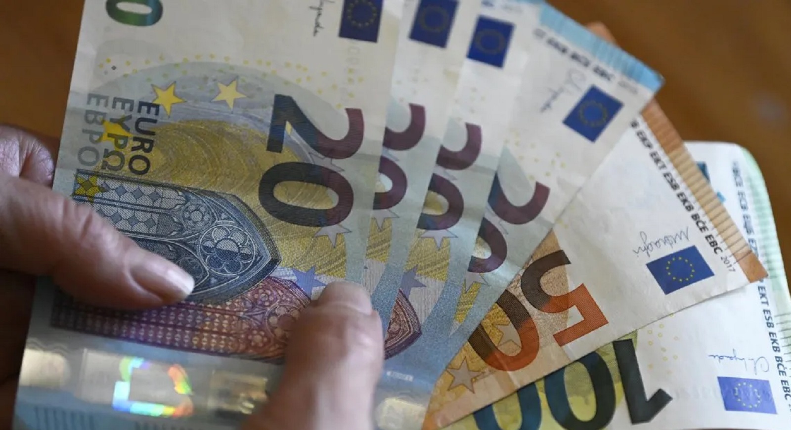 Бюджет 2027: Увеличават пенсиите с 8%, тавана на ваучерите за храна до 200 евро и удрят с данък банки, телекоми и вериги