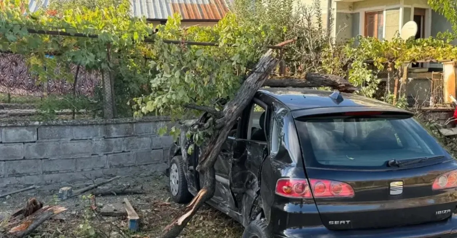 Смъртоносна катастрофа в село Девене: Голф се удари четири пъти, загина 20-годишен шофьор