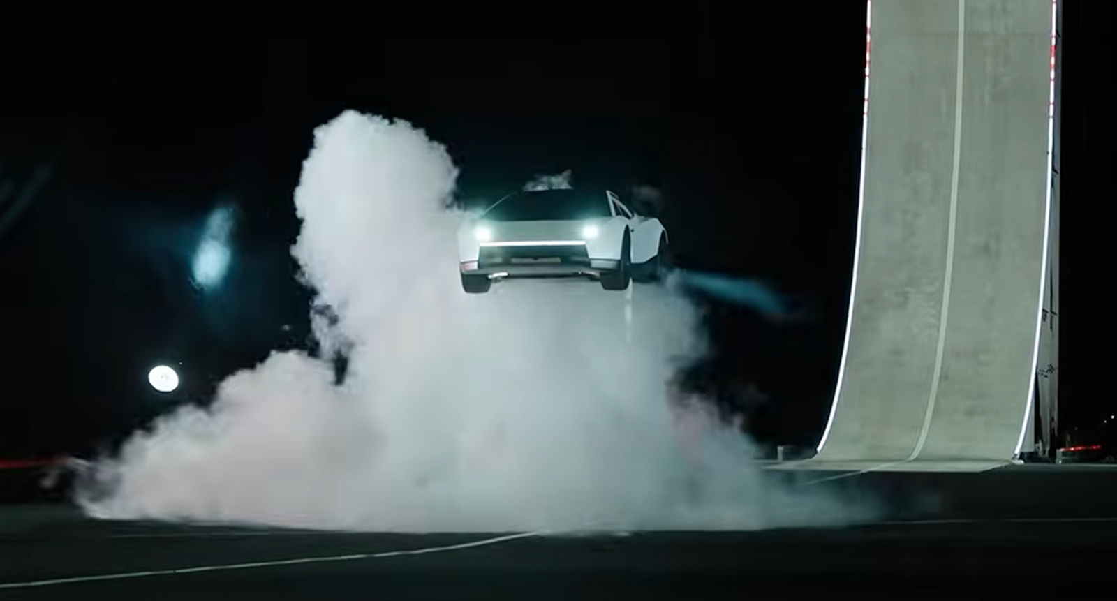 Илон Мъск представи прототип на летяща Tesla Roadster